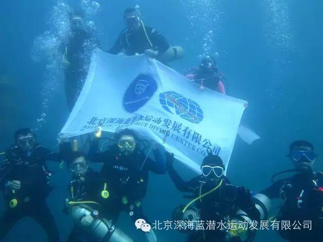 大爷理发时晕倒，理发师掐人中救醒。家人来接时才知老人有脑梗